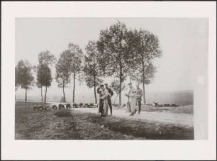 Großherzog Friedrich I. mit drei Uniformierten, im Hintergrund kauernde Infanteristen.