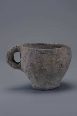 Bauchige Tasse mit randständigem Henkel
