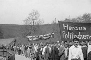 Demonstrantinnen und Demonstranten mit Transparenten der Roten Hilfe, "Heraus mit den politischen Gefangenen" und "kämpft mit der Revolutionären Gewerkschaftsopposition für die 40 Stundewoche mit Lohnausgleich