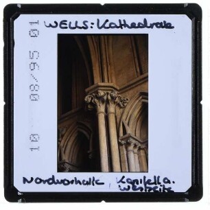 Wells, Kathedrale : Detailansicht Kapitell Westseite nördliche Vorhalle