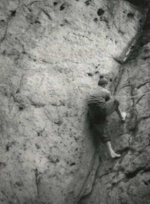 Sächsische Schweiz. Großer Zschand, Kanstein-Vorgipfel. E. Gorlt in einer Hangel. Westwand (VIIc)
