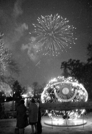 Feuerwerk im Stadtgarten anlässlich der Eröffnung der Bundesgartenschau 1967.