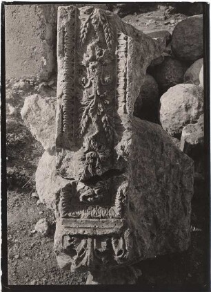 Tür/Fensterfasche, Gebälkfragment (?), Baalbek: Ansicht