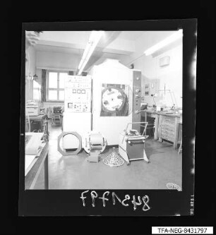 Aktivierungseinrichtung M2801, Gesamtansicht mit Zubehör, Foto 1984