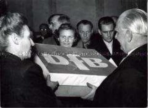 Die DFD-Vorsitzende Elli Schmidt überreicht Wilhelm Pieck ein Geschenk zum 75. Geburtstag