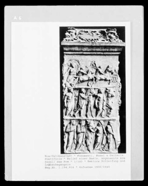 Relief einer Basis, sogenannte Ara basali — Hektors Schleifung und Leichenbegängnis
