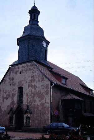 Kirche mit verschiefertem Dachreiter