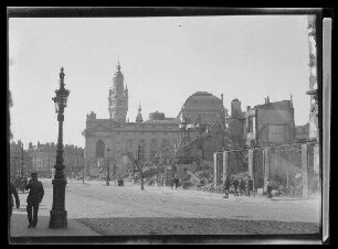 Stadttheater und alte Börse in Lille (Dep. Nord, Frankreich), im Vordergrund Ruinen
