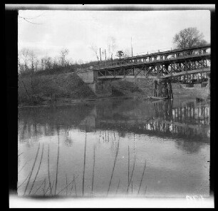Unbekannte Gegend [Nordfrankreich?]: Holzkonstruktion einer provisorisch gestützten Eisenbahnbrücke über einen Fluss (Schlussstück)