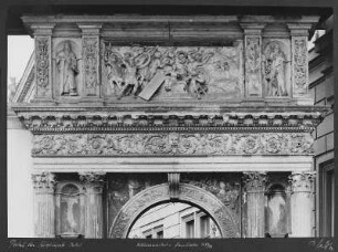 Dresden. Schloss. Portal. Bauschmuck