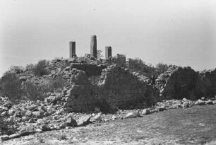 Ruine der Kirche von Cholleo : Steinige Landschaft mit Ruinenteilen und einem Weg