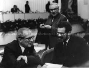 Konrad Wolf(links), Erich Honecker und Werner Eggerath (Mitte) auf Schriftstellerkongress 1973