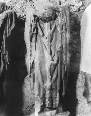 Fragment einer Statue vom Südportal der Pariser Kirche Notre-Dame: Heiliger Dionysius