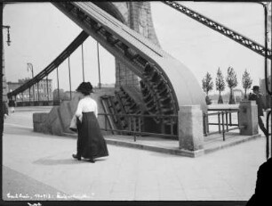 Breslau (heute: Wrocław), Konstruktionsdetail der Kaiserbrücke mit Passantin