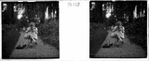 Kind und Hund im Garten