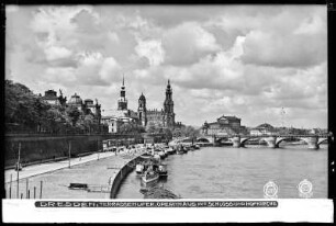 Dresden, Terrassenufer mit Dampferanlegestelle, Blick zur Katholischen Hofkirche und Augustusbrücke