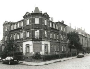Dresden-Mickten, Naundorfer Straße 18/Ecke Hauptmannstraße. Wohnhaus (um 1900). Eckansicht mit Einfriedung von Südwesten