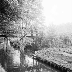 Norderbeste: Flussregulierung: links Brücke mit zwei Männern: dahinter Grabauer Forst