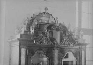 Schloss Moritzburg. Bekrönung eines Kabinettschranks, Nußbaum furniert, mit geschliffenem Spiegelglas, 1725