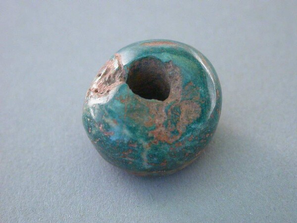 Nephrite bead