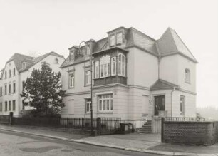 Radeberg, Wohnhaus : Radeberg. Wohnhaus. Dr.-Rudolf-Friedrichhs-Straße 29. Ecke Weststraße. um 1900. Eckansicht