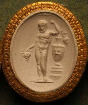 Nackter Silenus mit einer Traube, sich an eine Amphore lehnend (Daktyliothek, Erstes Mythologisches Tausend)