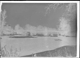 Staustufe Schweinfurt. Teilweise zugefrorener Saumain mit Marienbrücke.