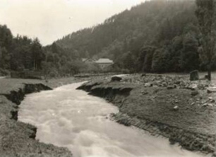 Gottleubatal. Zerstörtes Flussbett und verschotterte Talwiesen am Sägewerk oberhalb von Gottleuba