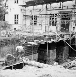 Restaurierung: Brücke vor Eingangsportal: bei Wiederherstellung, mit Gerüst: Handwerker beim Aufmauern der Gewölbe mit Klinker, Baustahl-Armierung: Schlossfassade mit Gerüst