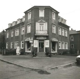 Cossebaude (Dresden-Cossebaude), August-Bebel-Straße 4. Wohnhaus mit Laden (1900). Eckansicht