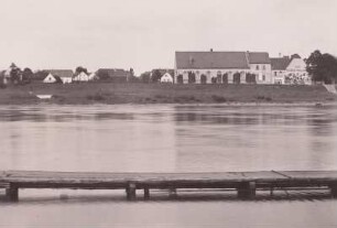 Nünchritz, Teilansicht des Ortes über die Elbe mit Gasthof Nünchritz