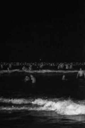 Badende Menschen bei Nacht in der "Noche de San Juan" (Altersgruppe D)