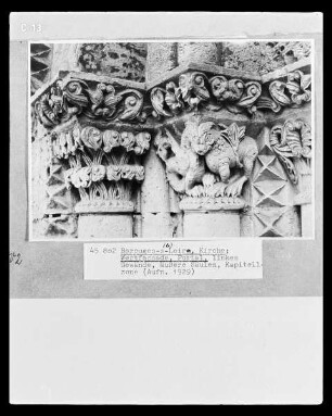 Kapitelle des Gewändes: Fabelwesen und florale Ornamente