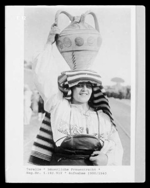 Frau in bäuerlicher Tracht