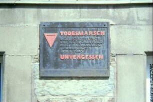 Gedenktafel an der alten Schule für die im April 1945 durch den Ort geführten KZ-Häftlinge
