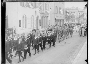 Fidelisprozession in Sigmaringen 1933; Prozession in der Antonstraße, am linken Bildrand Cafe Stumpp, im Hintergrund Prinzenpalais
