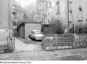 Dresden-Neustadt, Bautzner Straße 191. Wohnhaus. Detail: Hofeinfahrt mit Garage, fotografiert aus einer Straßenbahn