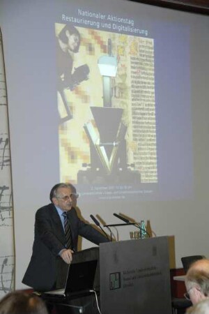 Eröffnung im Vortragssaal. Prof. Dr. Bernhard Fabian bei seiner Ansprache