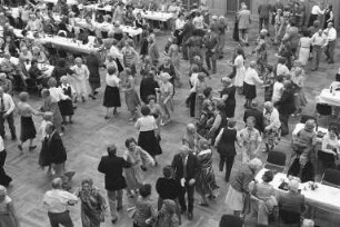 13. Karlsruher Seniorenball in der Nancyhalle