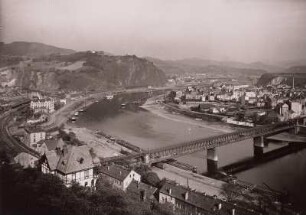 Aussig, Stadtansicht : Aussig (Usti nad Labem/Tschechische Republik). Blick von der Ferdinandshöhe über Bahnhof, Marienberg (Mariansky vrch), zweistöckige Eisenbahn- und Straßenbrücke und den Stadtteil Krammel nach Nordosten