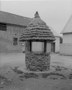 Brunnen im Hof, Großbothen-Kleinbothen