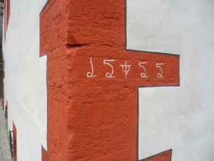 Stadtbild-Hof der Gayling von Altheim (erbaut 1555) - Ansicht über Mauerkante steinerner Stock - Werkstein mit Jahreszahl 1555 (Bauinschrift)