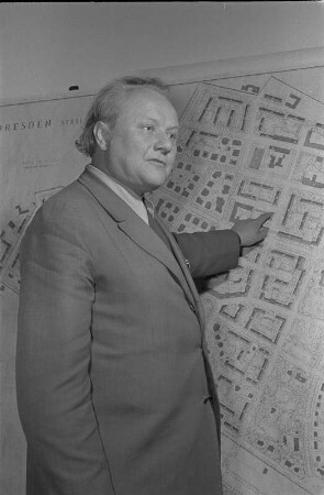 Herbert Schneider (1903-1970; Architekt, Stadtplaner) vor dem Bebauungsplan Dresden-Striesen mit Wohnkomplexzentrum Borsbergstraße (1955-1958; Beginn der Großblockbauweise)