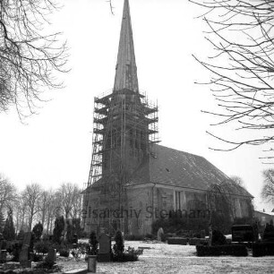 Friedenskirche: Kirchturm mit Baugerüst: Außenansicht von Südwesten: im Vordergrund Kirchhof: Winter