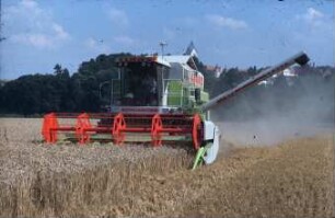 Mähdrescher vor dem Hintergrund Weihenstephan