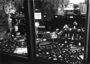 Roßwein, Dresdner Straße 20. Schaufenster des Uhrmachers und Juweliers Artur Seebach