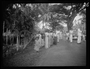 zwischen Colombo und Kandy (beide Sri Lanka): Bevölkerung am Straßenrand