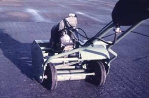 Hand-Motorrasenmäher Kobold des VEB DIMA Dingelstädt/Eichsfeld