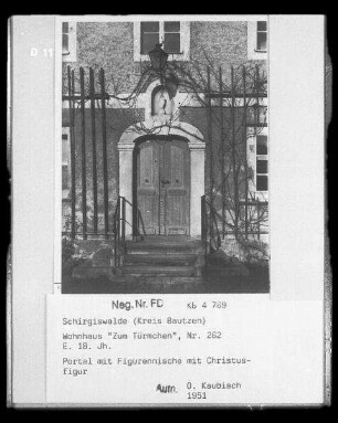 Schirgiswalde-Kirschau, Marienplatz 5 (ehemals Schirgiswalde Nummer 262). Wohnhaus "Zum Türmchen" (um 1740). Portal mit Figurennische mit Marienfigur