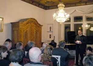 Soiree "Bertrand Roth und sein Dresdener-Musiksalon", die am 11. Januar 2004 in Roths schweizerischem Geburtsort Degersheim (Kanton St. Gallen) Premiere hatte; Prof. Dr. Helmut Loos spricht
